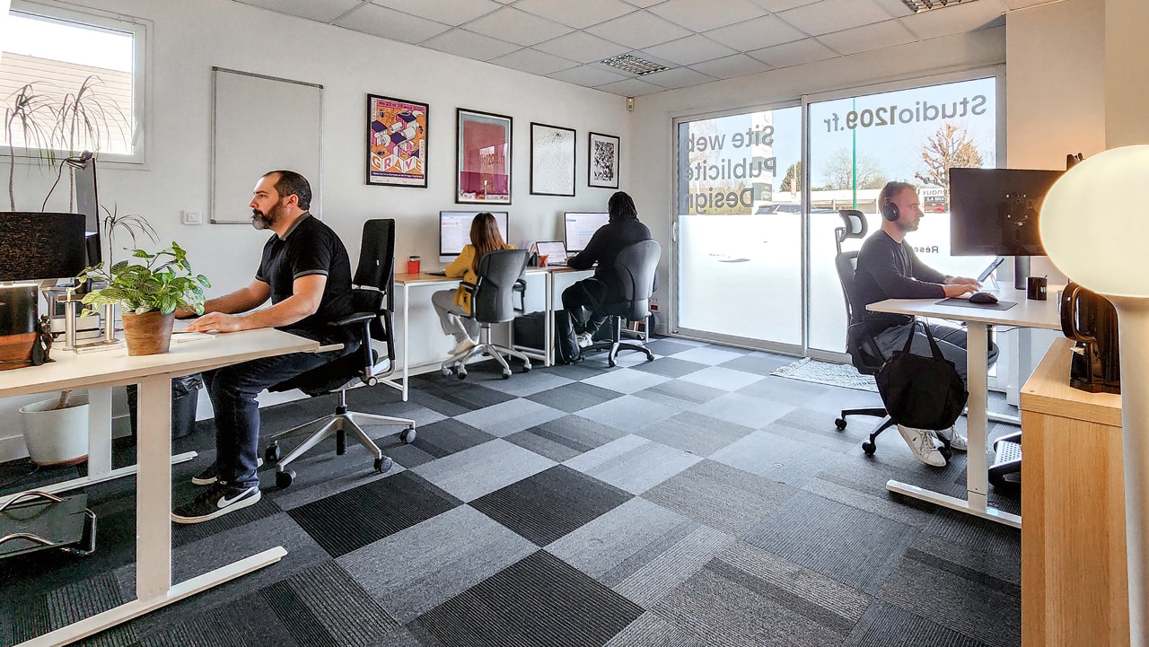Équipe de l’agence Drakmaker dans ses bureaux près de Rouen