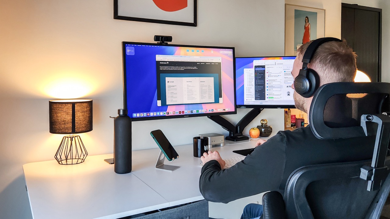 Collaborateur de Drakmaker travaillant sur un projet web et communication